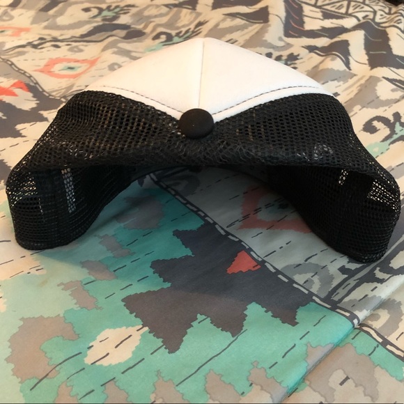 Roxy “Everyone Smiles in California” trucker hat - Picture 2 of 4